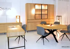 In 2000 besloot Damien Claeys met zijn team eigen meubelen te ontwerpen en produceren om de groeiende Aziatische concurrentie het hoofd te bieden.